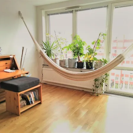 Spacious Flat With Balcony In Central & Hip Area * גטבורג