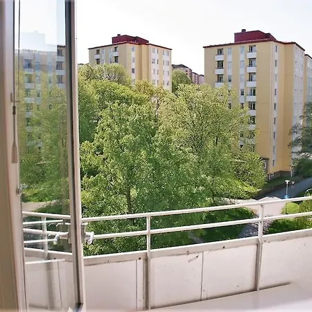 Spacious Flat With Balcony In Central & Hip Area גטבורג