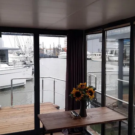 La Mare Botel