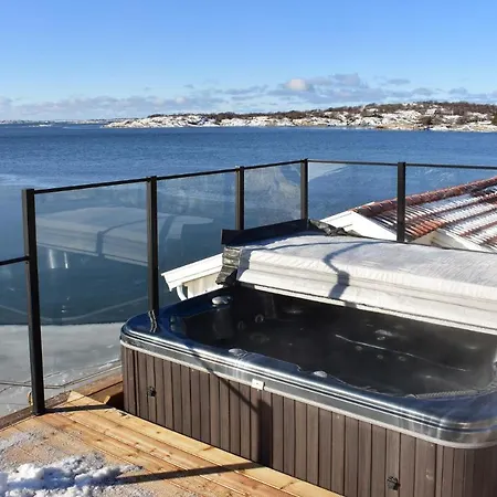 Stunning In Torslanda With Jacuzzi, Sauna And Wifi 펜션 *