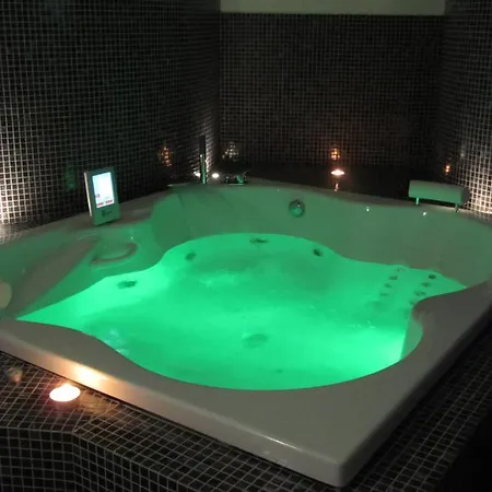 Отель Iqsuites
