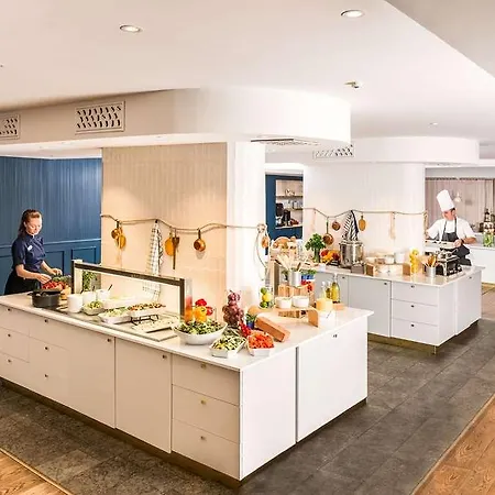 فندق Quality Waterfront 4*