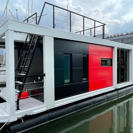 La Mare Botel