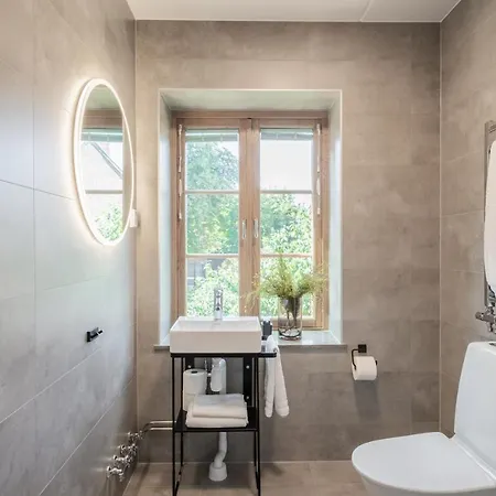 Live And Ekmanska Apart Otel 4*