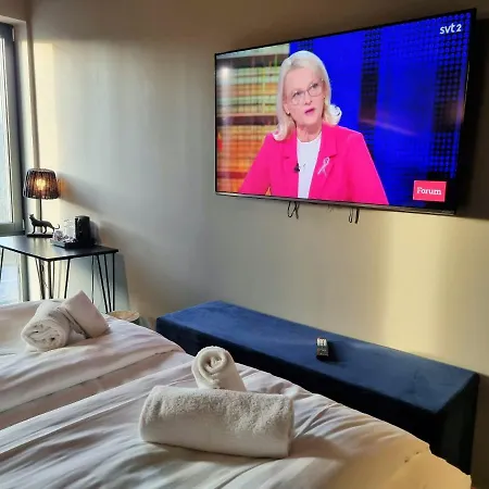 Treetop Hangout & 3*