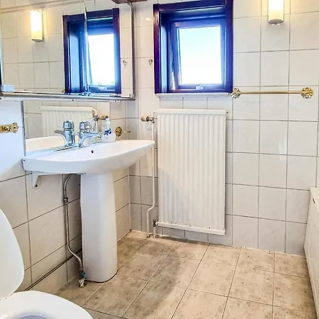 Nice In Västra Frölunda With Wifi&3 Bedrooms Semesterbostad *