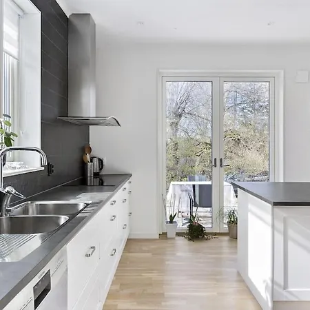 Modernt Hus Med Parkeringsplatser Och Traedgard Villa *