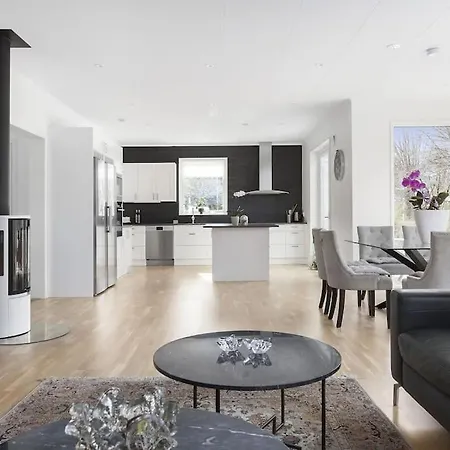 Villa Modernt Hus Med Parkeringsplatser Och Traedgard