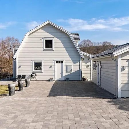 Modernt Hus Med Parkeringsplatser Och Traedgard *