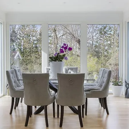 Modernt Hus Med Parkeringsplatser Och Traedgard 别墅