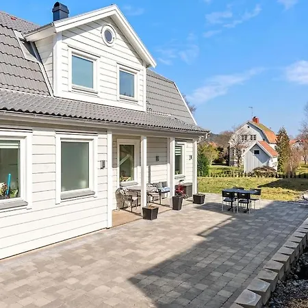 Modernt Hus Med Parkeringsplatser Och Traedgard