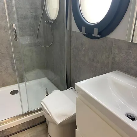 Ringoe Úszó hotel *