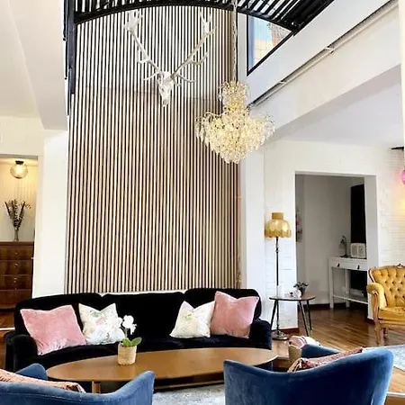 Aekta Studio 4 *