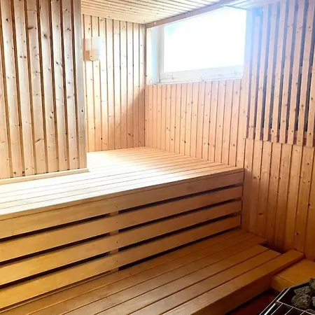 Aekta Studio 4 *