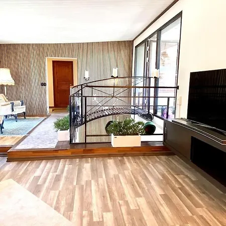 Aekta Studio 4 *