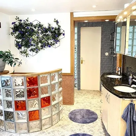 Aekta Studio 4 *