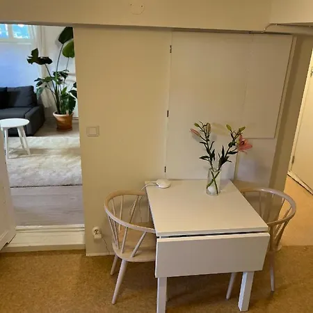 Spacious & Affordable Stay, 8 Sleeps With Garden! Göteborg
