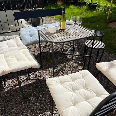 Living With Many Beds And Private Garden! Apartment