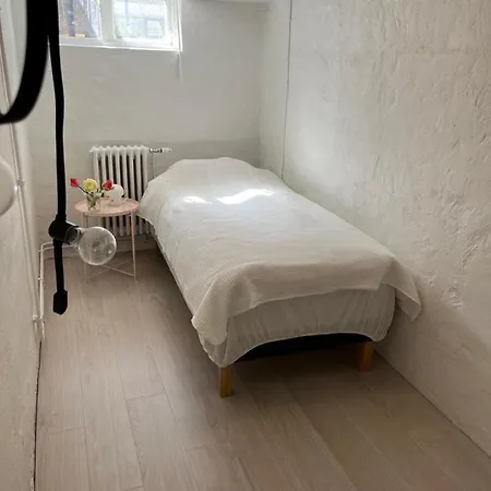 Living With Many Beds And Private Garden! Apartment