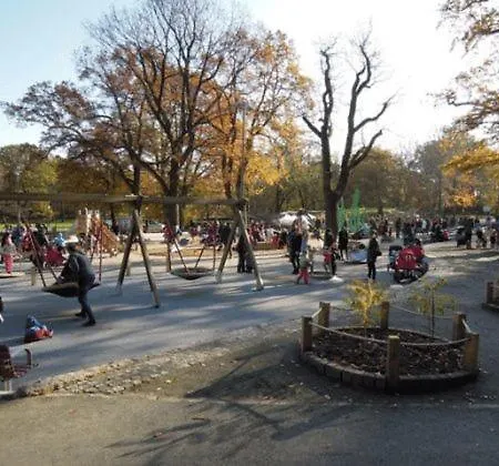 Spacious & Affordable Stay, 8 Sleeps With Garden! Göteborg