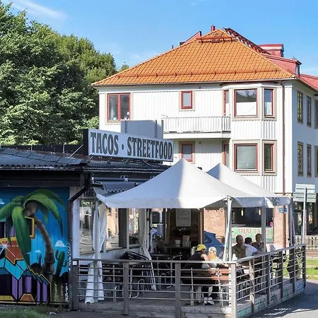 Spacious & Affordable Stay, 8 Sleeps With Garden! Apartament