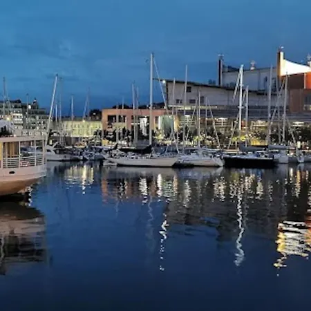 Botel Downtown Sailboat - Vega 1 *