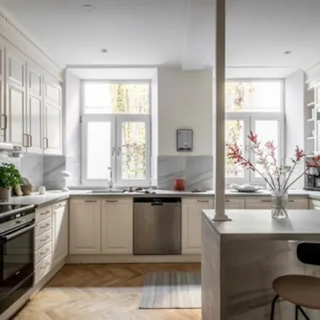 Modern 106m², 30 Sec Walk From Station! *