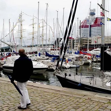 Botel Downtown Sailboat - Vega 2 *