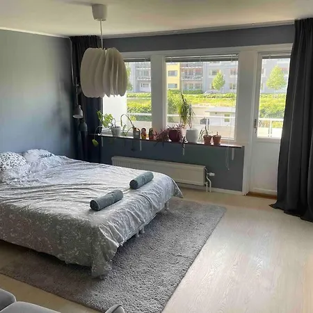 Spacious 4 Bedroom With Garden - Location