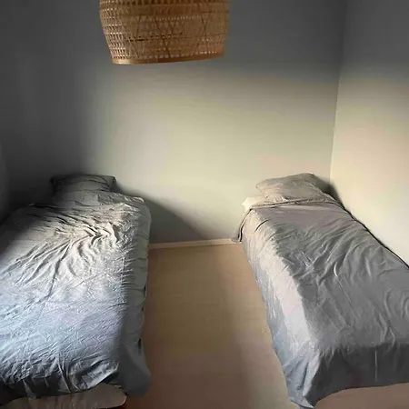 Spacious 4 Bedroom With Garden - Location