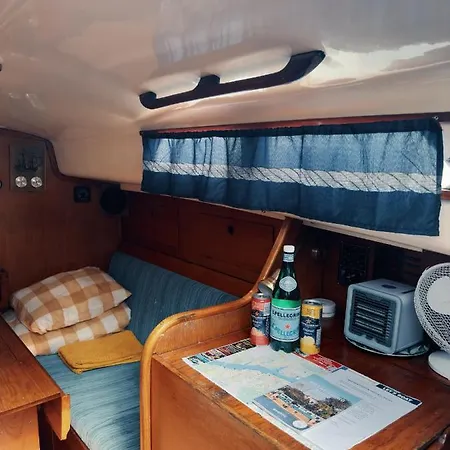 Downtown Sailboat - Vega 1 *