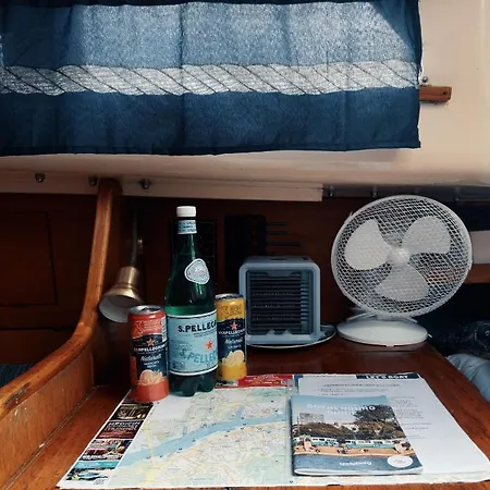 Botel Downtown Sailboat - Vega 1