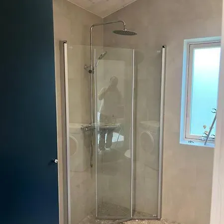 Mysigt Attefallshus Med Naerhet Och Hav *