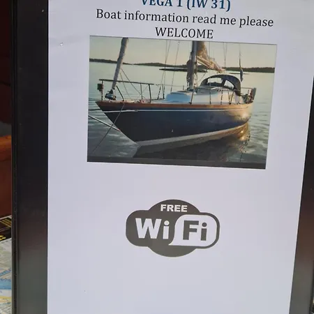 Botel Downtown Sailboat - Vega 1