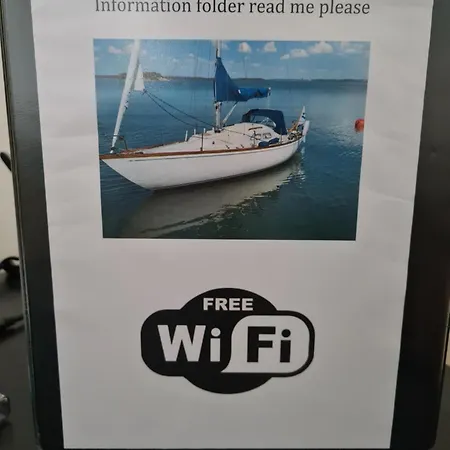 Botel Downtown Sailboat - Vega 2