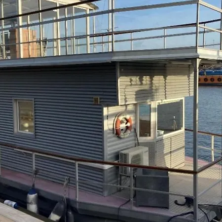 La Mare Botel