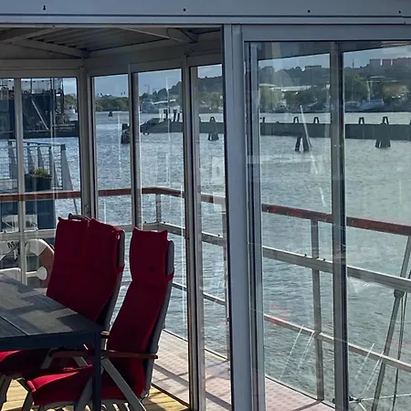 Ringoe Úszó hotel *