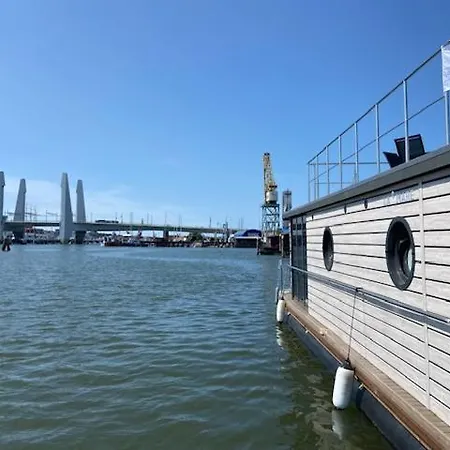 Úszó hotel Ringoe *