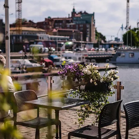 Downtown Sailboat - Vega 2 *