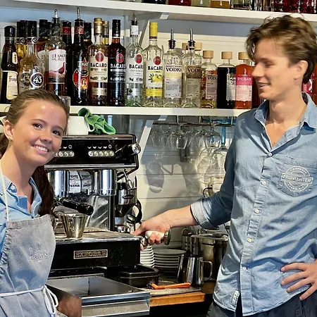 Downtown Sailboat - Vega 2 *