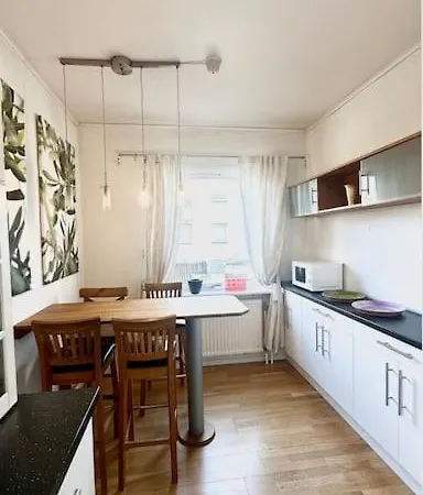 Familjevaenlig Nyrenoverad Vaning *