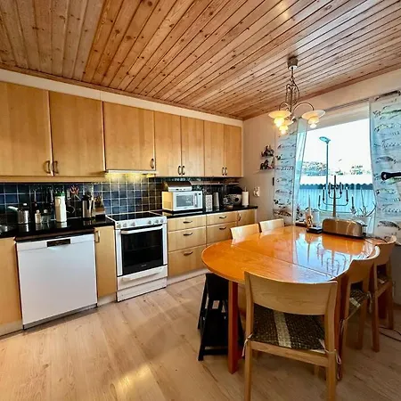Familjevaenligt Hus Naera Villa *