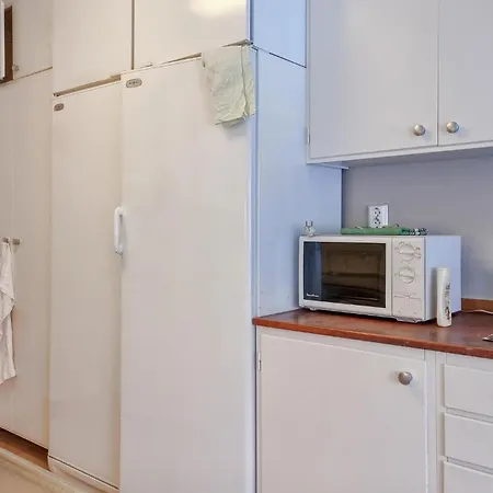 3 Bedroom Cozy In Vaestra Froelunda Feriehus *