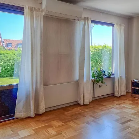 3 Bedroom Cozy In Vaestra Froelunda Gothenburg
