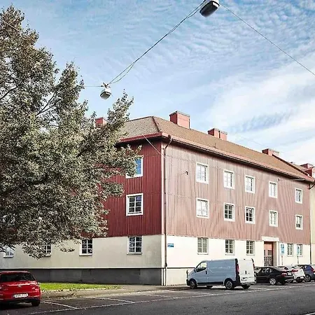 Rymlig Och Modern Laegenhet I Lugnt Laege