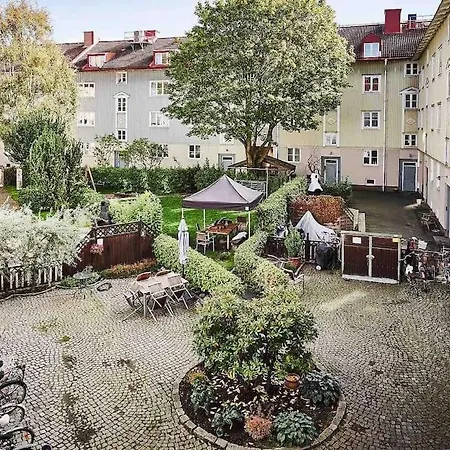 Rymlig Och Modern Laegenhet I Lugnt Laege Apartamento