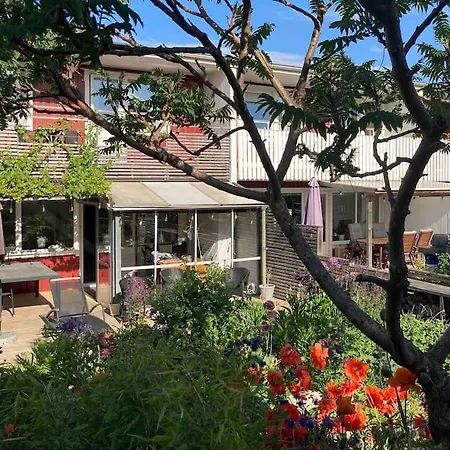 Trevligt Radhus Med Naerhet Till Och Hav *