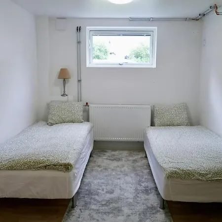 Elegant & Cozy Flat Near Volvo *