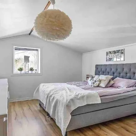 Mysigt Hus Med & Jacuzzi I Olofstorp 别墅
