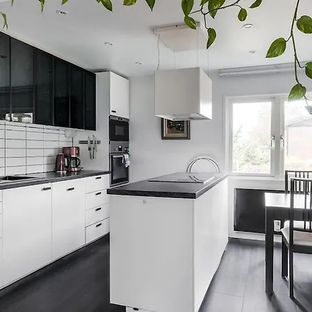 Workers & Family Ideal Near Volvo Villa *